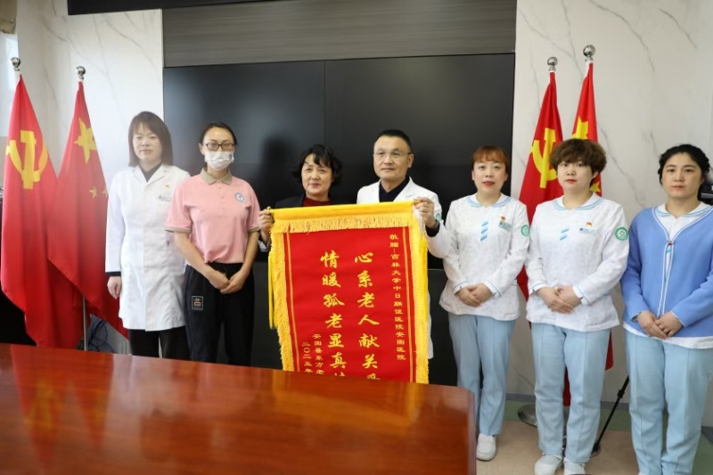 东方老年公寓前往医院表达感谢,与医护人员合影