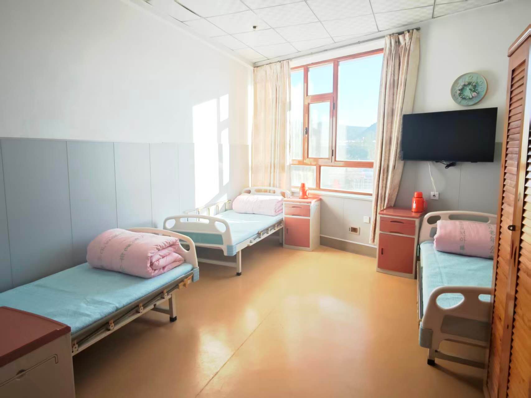 安图县东方老年公寓石门院房间